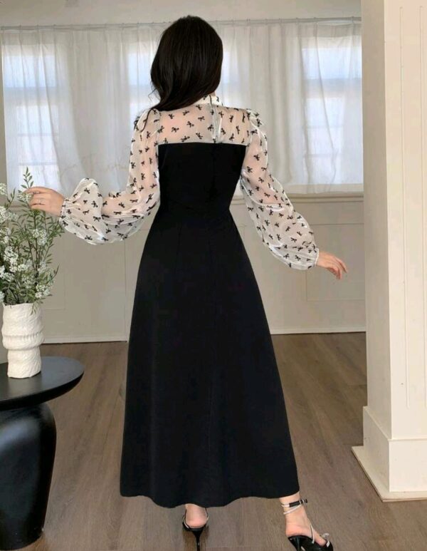 فستان اسود طويلمناسب لفصل الصيف والربيع بأكمام طويلة شفافة ونقشة فيونكة مخمل، قماش ناعم وانسيابي