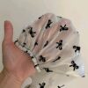 فستان اسود طويلمناسب لفصل الصيف والربيع بأكمام طويلة شفافة ونقشة فيونكة مخمل، قماش ناعم وانسيابي