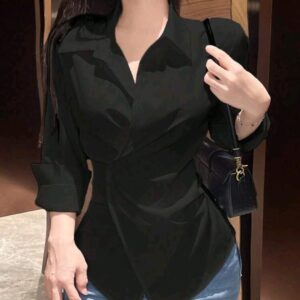 Screenshot_20260806_155144_com.zzkko_edit_99997342402449 قميص اسود ملمس ناعم مخصر وانسيابي